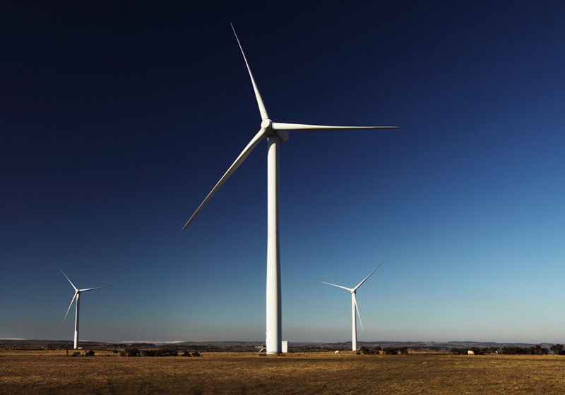 大型風(fēng)力發(fā)電機(jī)旁的居住體驗